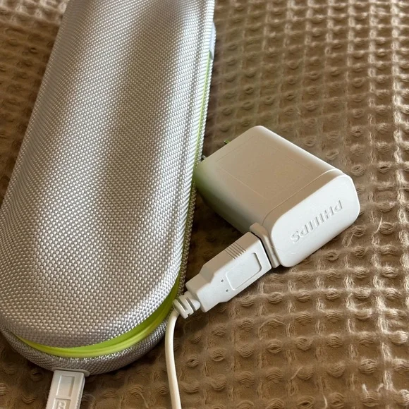 Philips Sonicare Toothbrush with Lime Green Case. NEVER USED